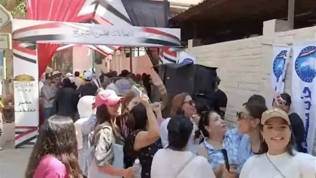 أعلام وزغاريد على أنغام تسلم الأيادي.. أجواء احتفالية أمام مدرسة القومية بالجيزة