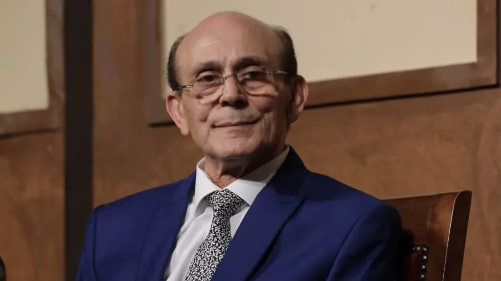 أشرف زكي يطمئن الجمهور على الحالة الصحية للفنان محمد صبحي