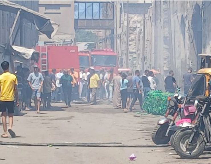 تفحم سيارتي نقل في حريق مخزن بلاستيك وكرتون بمينا البصل بالإسكندرية