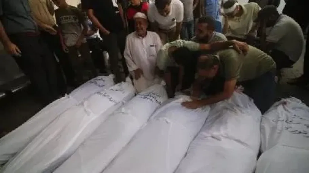استشهاد 20 فلسطينيا بعد انقلاب شاحنة مساعدات عليهم في غزة
