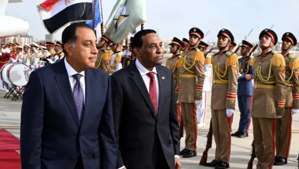 رئيس الوزراء يستقبل نظيره السوداني بمطار القاهرة