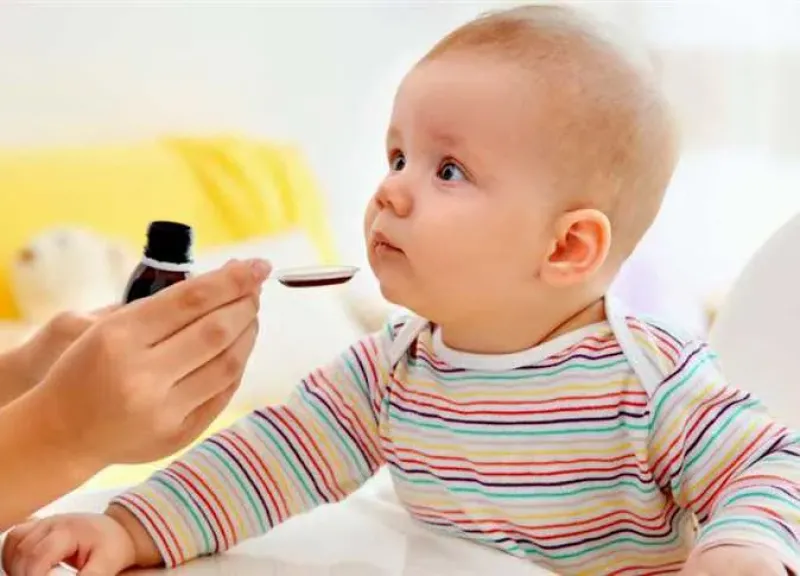 ممنوع تناوله نهائياً.. تحذير من تشغيلة لأشهر دواء كحة للأطفال