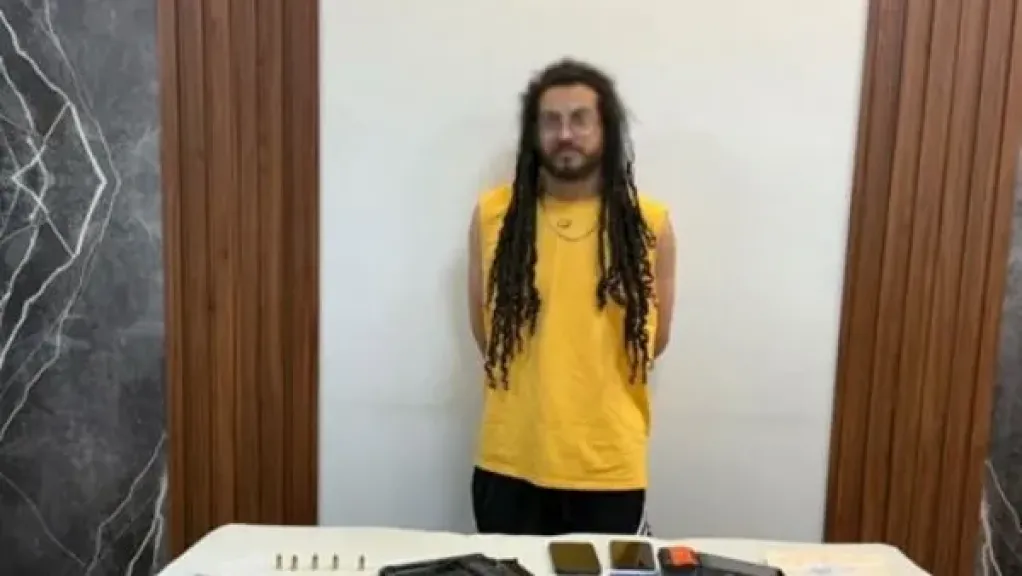 معاه سلاح وحشيش.. الداخلية تعلن القبض على بلوجر جديد