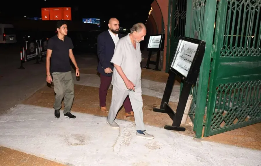 رامز جلال وعبد العزيز مخيون يشاركان في عزاء الفنان سيد صادق