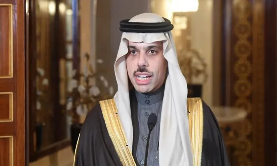 وزير الخارجية السعودي يبحث مع نظيره البريطاني إنهاء الكارثة الإنسانية بغزة