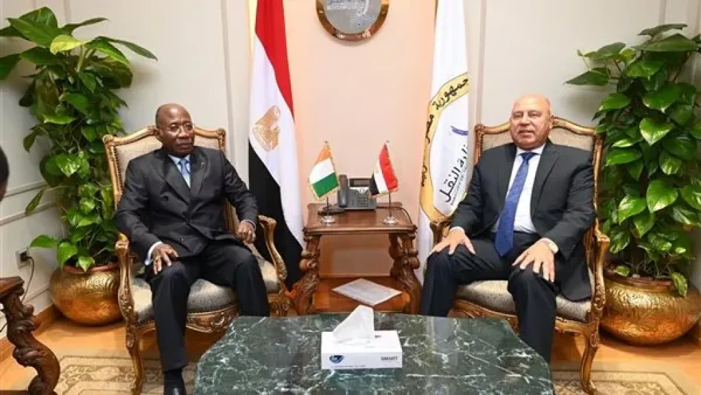 وزير الصناعة والنقل يستقبل وزير الخارجية والتكامل الإفريقي والايفواريين بكوت ديفوار