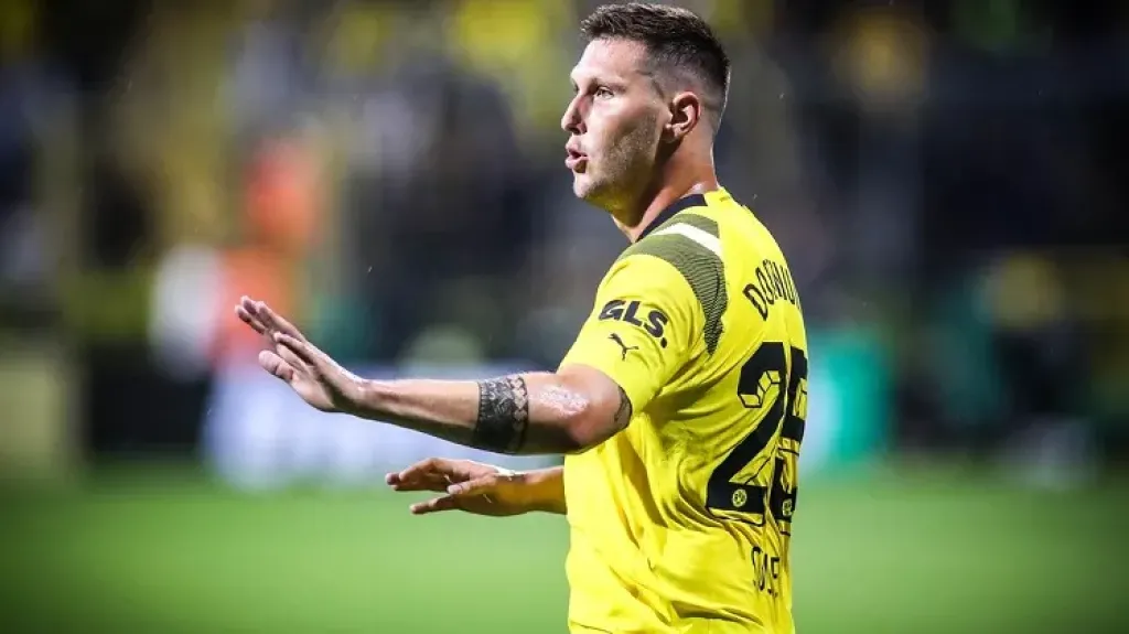 دورتموند يعلن غياب مدافعه لمدة شهرين