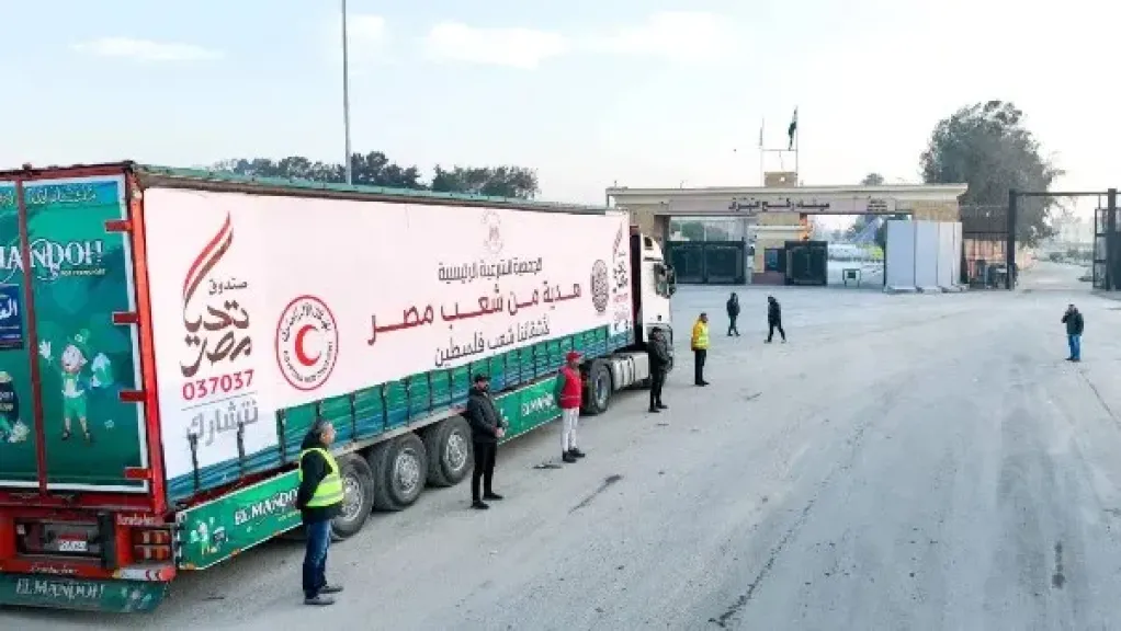 إكسترا نيوز: مئات الشاحنات تقف في طوابير طويلة تنتظر الدخول إلى غزة