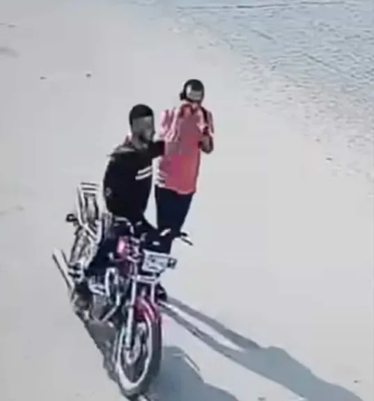 الأمن يفحص فيديو محاولة سرقة لص لشاب وترويعه بسلاح أبيض
