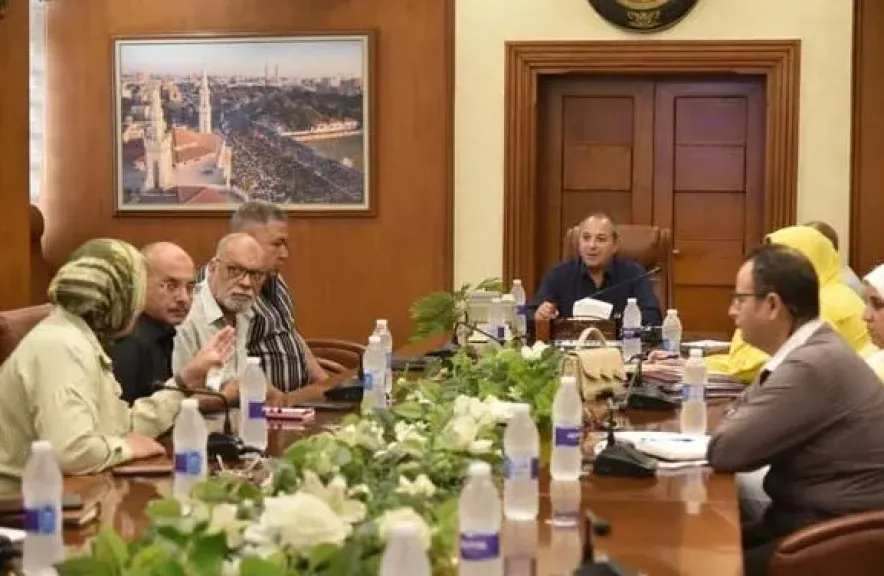 محافظ بورسعيد يناقش آليات الارتقاء بمنظومة الصرف الصحي ومياه الشرب