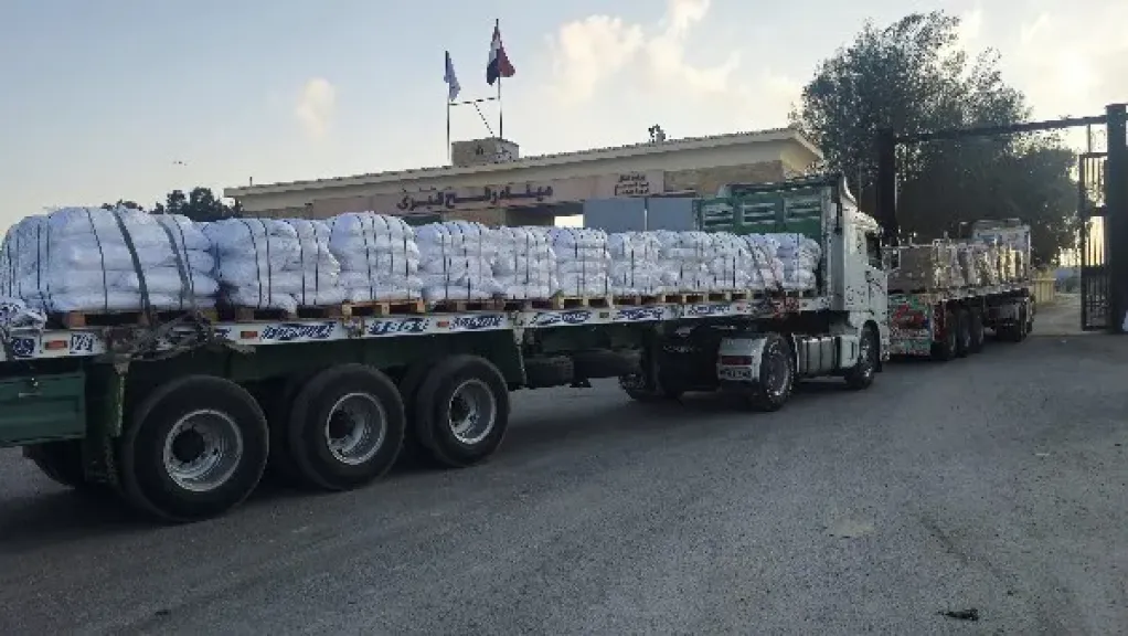 أطنان من المواد الغذائية والمياه تحملها شاحنات المساعدات لقطاع غزة