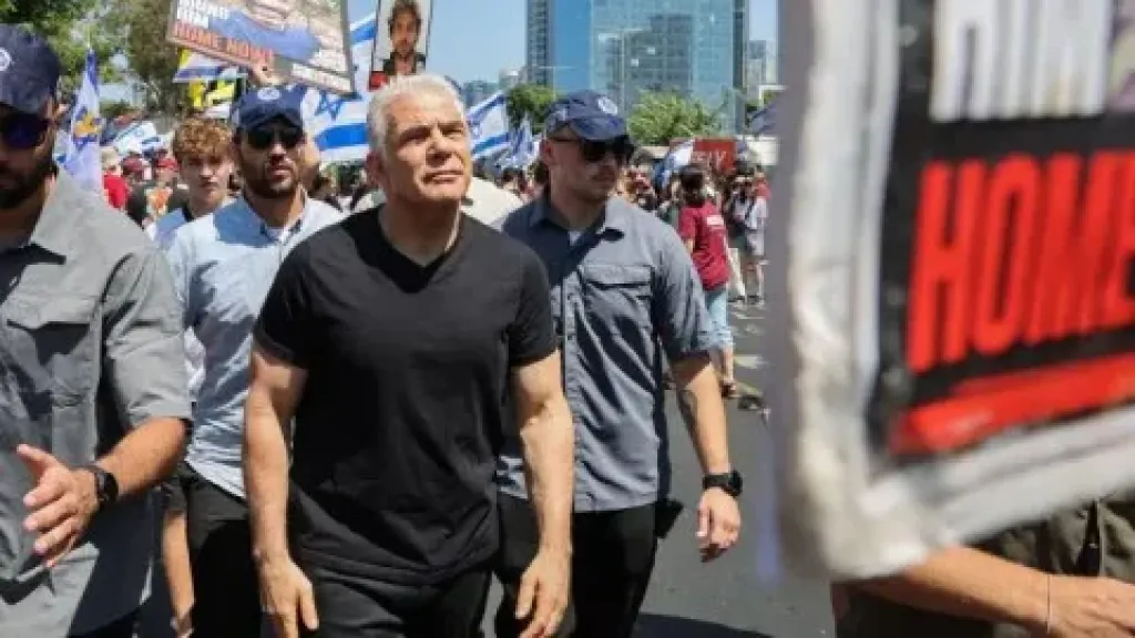 في تل أبيب.. يائير لابيد يشارك في إضراب عائلات المحتجزين