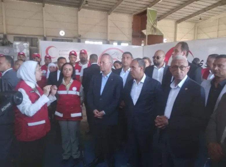 وزير الخارجية ورئيس الوزراء الفلسطيني يتفقدان مخازن الهلال الأحمر اللوجستية بالعريش