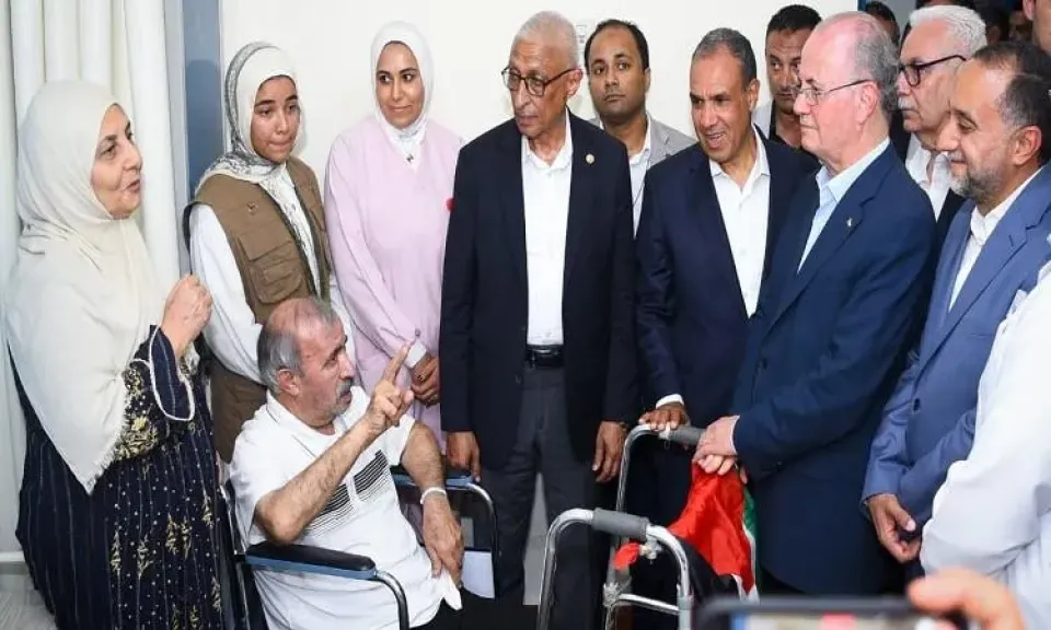 وزير خارجية مصر ورئيس وزراء فلسطين يزوران الجرحى الفلسطينيين بمستشفى العريش