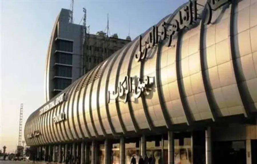 جمارك مطار القاهرة تحبط محاولات تهريب بضائع وأسلحة بيضاء ومخدرات متنوعة