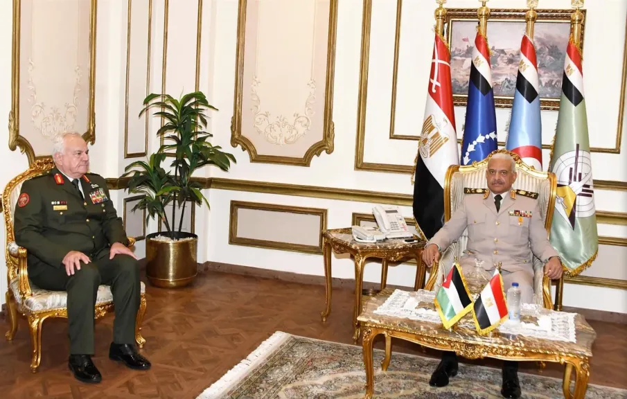 وزير الدفاع يلتقي رئيس هيئة الأركان المشتركة للقوات المسلحة بالأردن.. صور