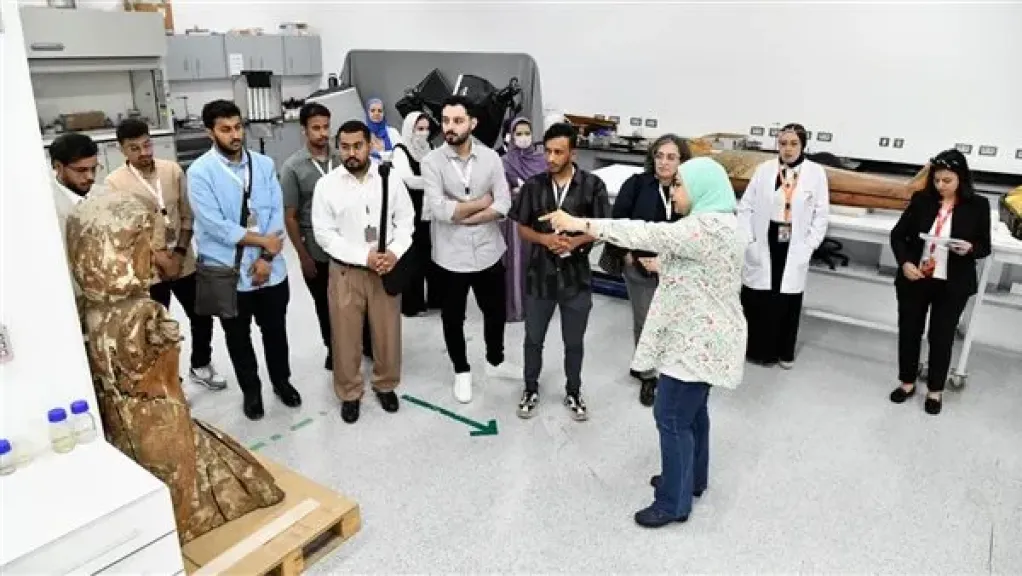 المتحف المصري الكبير يُطلق برنامجًا تدريبيًا متخصصًا في علاج وصيانة المقتنيات الأثرية