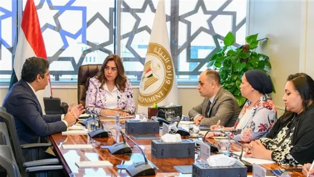 منال عوض تبحث سبل الاستفادة من المخلفات اليومية الناتجة عن التجمعات السكنية الجديدة