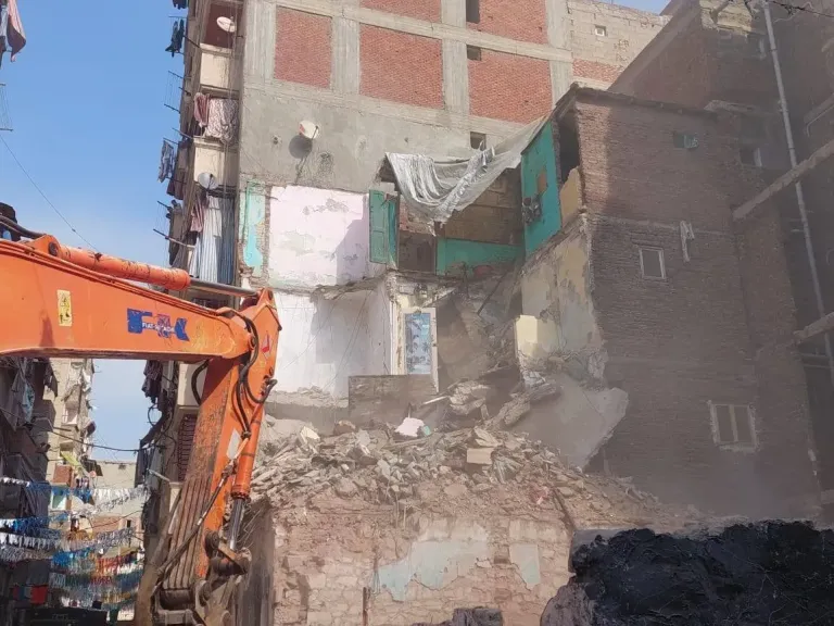 إزالة فورية لبناء مخالف بشارع قصر العيني بالسيدة زينب بالقاهرة