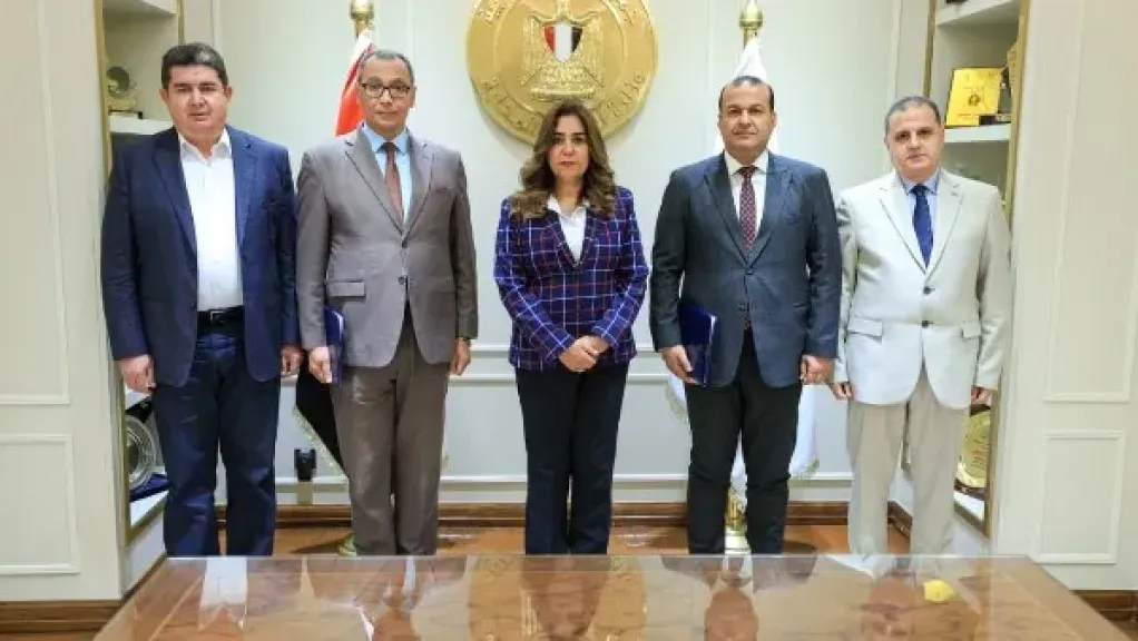 توقيع عقد توريد مجزرين متنقلين لذبح الماشية في المناطق النائية والحدودية
