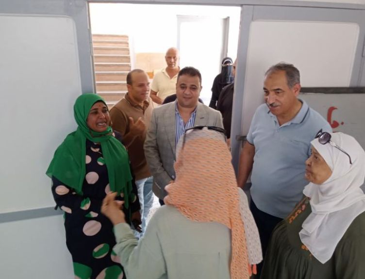 رئيس مدينة الغردقة ومديرة التعليم يتفقدان أعمال صيانة المدارس