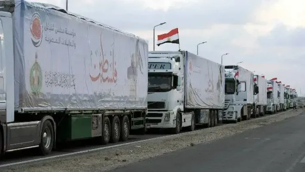 اصطفاف شاحنات المساعدات الإنسانية تمهيدًا لدخولها من مصر إلى غزة