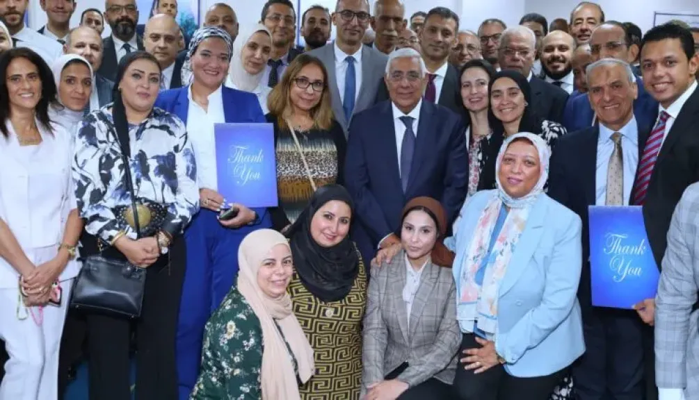 في مشهد مهيب ومؤثر.. العاملون في المصرف المتحد يودعون أشرف القاضي الرئيس التنفيذي للبنك