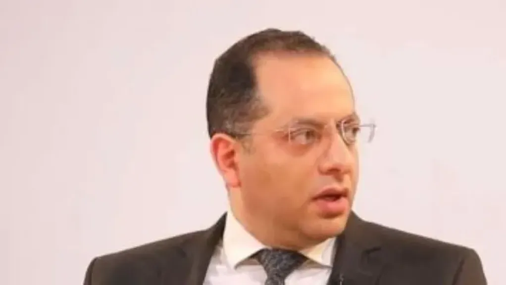 نائب رئيس شعبة الاتصالات يوضح حقيقة زيادة الرسوم الجمركية على هواتف آيفون
