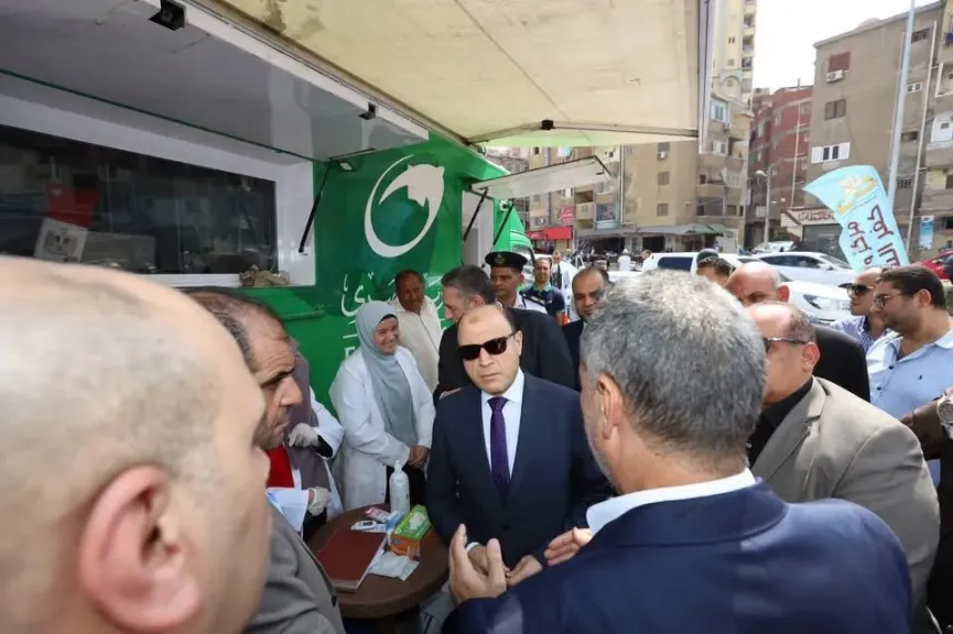 محافظ كفر الشيخ يتفقد سيارة الخدمات البريدية المتنقلة بعاصمة المحافظة.. صور