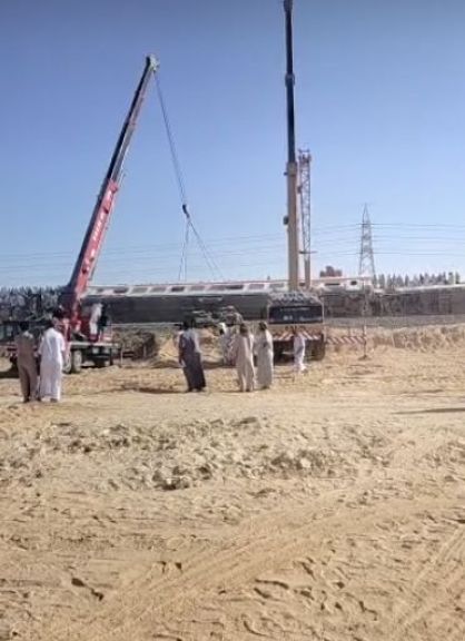 رفع عربات قطار مطروح بعد خروجها عن القضبان