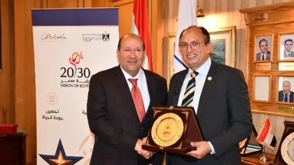 رئيس جامعة حلوان يستقبل السفير هشام بدر المشرف العام على جائزة مصر للتميز الحكومي