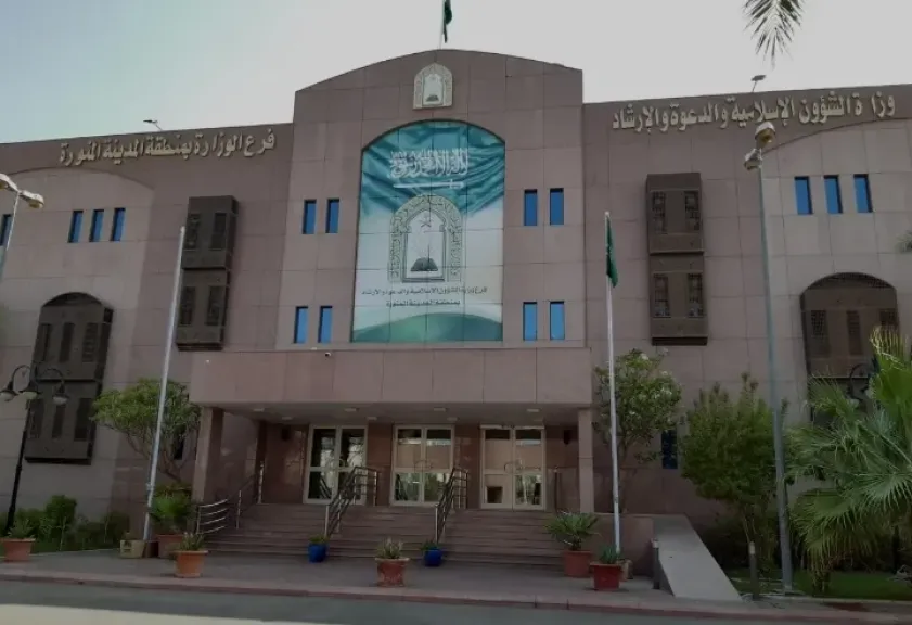 رسائل توعوية بأكثر من 10 لغات عالمية لخدمة المعتمرين في مسجد التنعيم