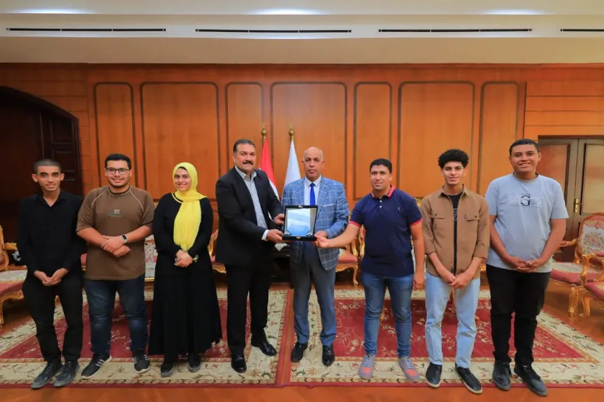 رئيس جامعة كفر الشيخ يكرم الطلبة الفائزين في الملتقى القمي الأول للابتكار