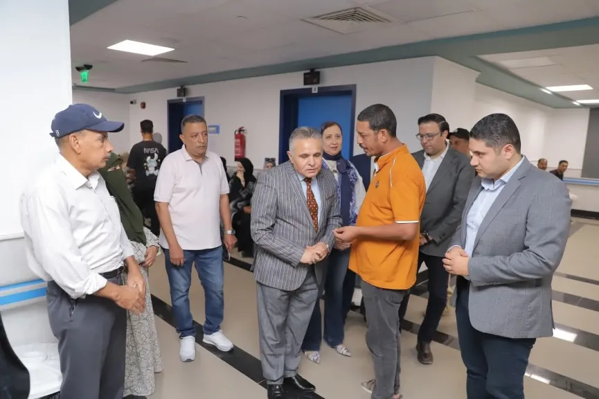 رئيس جامعة السويس يتفقد العيادات الخارجية في المستشفى الجامعي