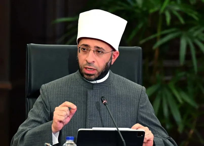 وزير الأوقاف يقدم هدية تذكارية للرئيس السيسي خلال الاحتفال بذكرى المولد النبوي الشريف