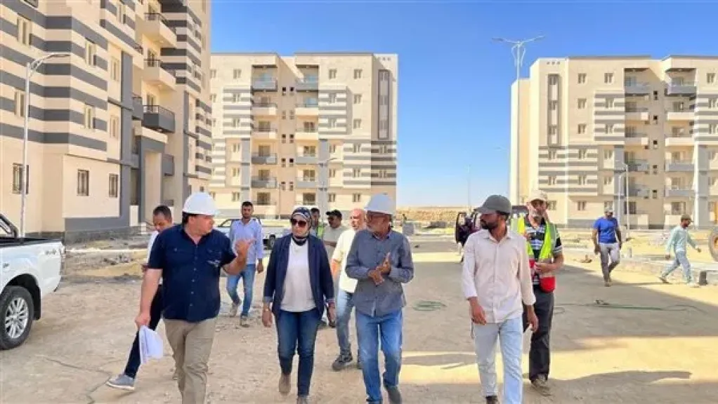 وزير الإسكان يتابع سير العمل بالمشروعات الخدمية والبنية الأساسية بالمرحلة العاجلة بمدينة السويس