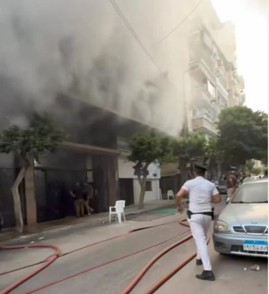 حريق يلتهم معرض دراجات نارية بمنطقة باكوس في الإسكندرية.. صور