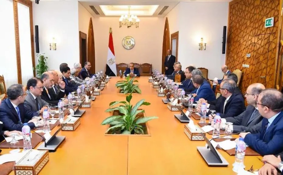 وزير الخارجية يجتمع مع قيادات الوزارة لمتابعة تطوير العمل والأداء المؤسسي