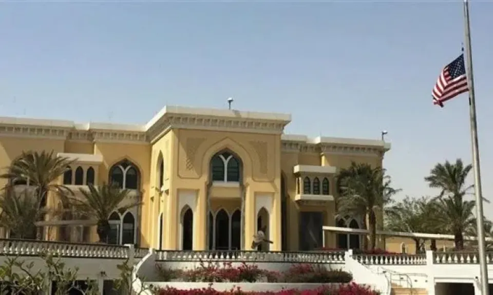 السفارة الأمريكية في الدوحة تطالب مواطنيها بالبقاء في المنازل وعدم التحرك