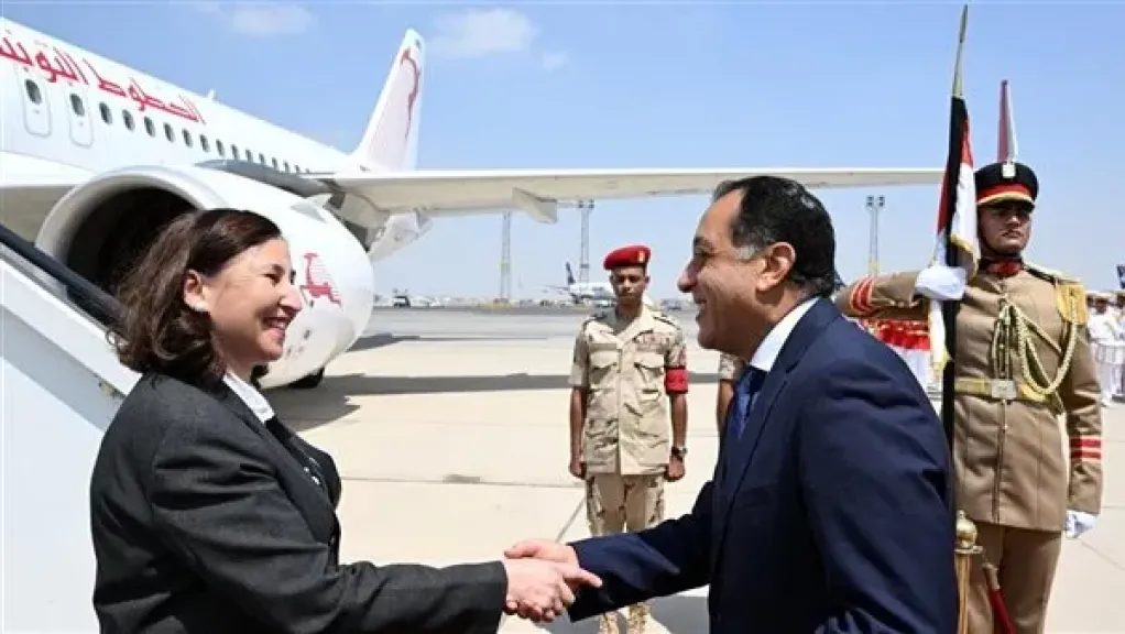 رئيس الوزراء يستقبل نظيرته التونسية بمطار القاهرة الدولي