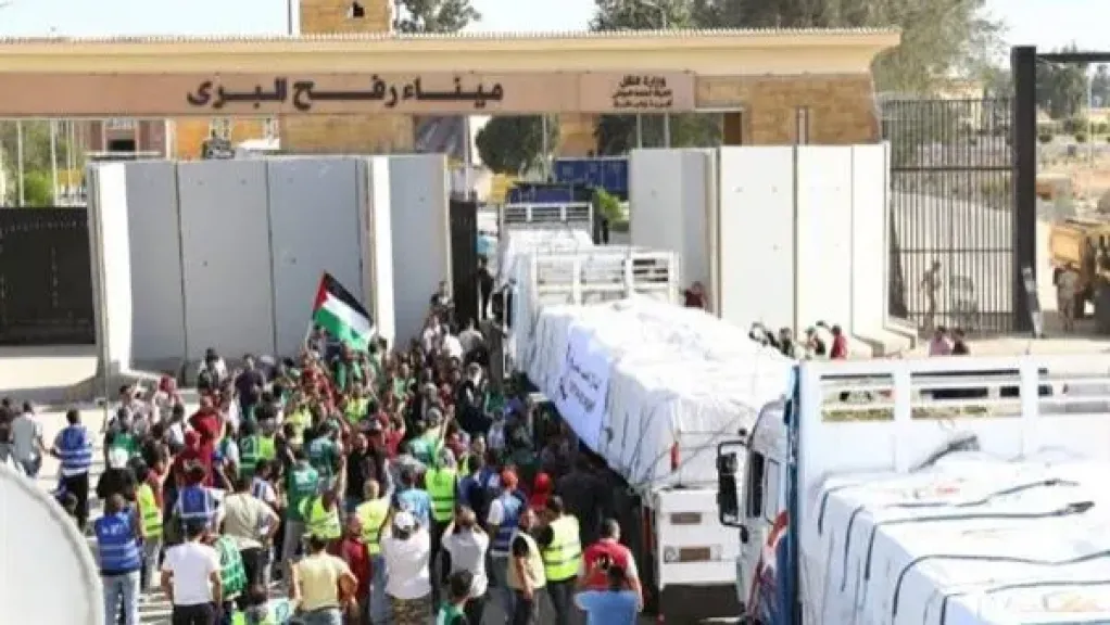 قافلة المساعدات الإنسانية الـ 35 تدخل إلى الفلسطينين بقطاع غزة