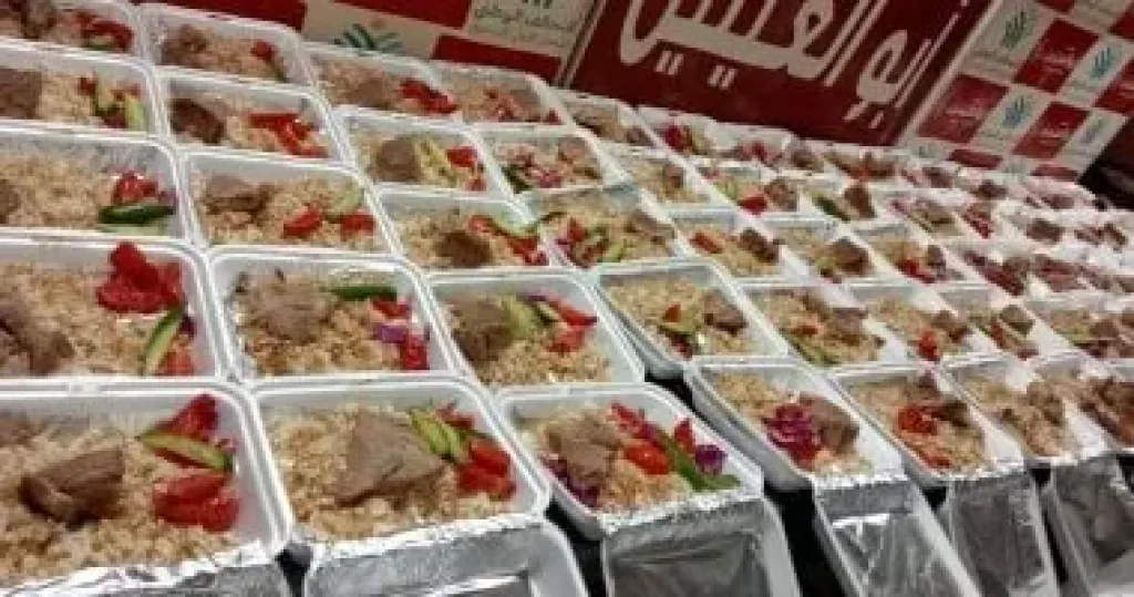 أبو العينين عضو التحالف الوطني توزع 50 ألف شنطة مدرسية ووجبات ساخنة لمرضى الفشل الكلوي بالجيزة