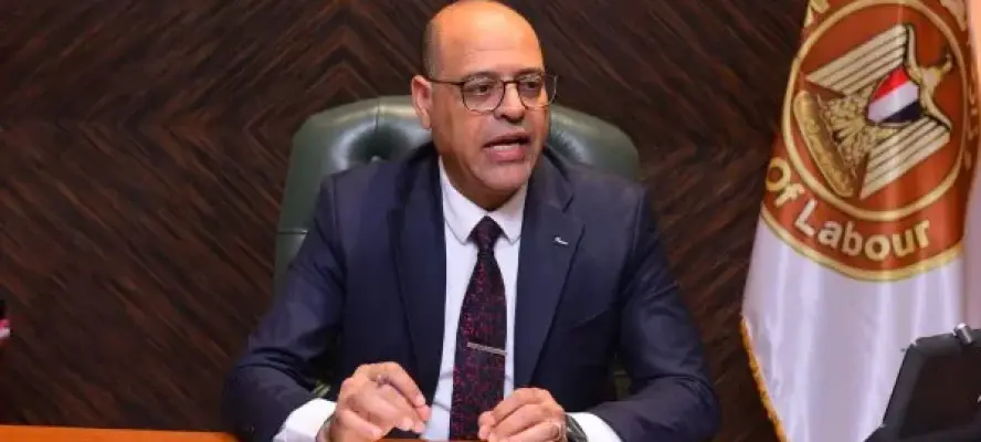 وزير العمل : عقود التوظيف إلزامية.. وتضمن الأجر العادل والتأمينات