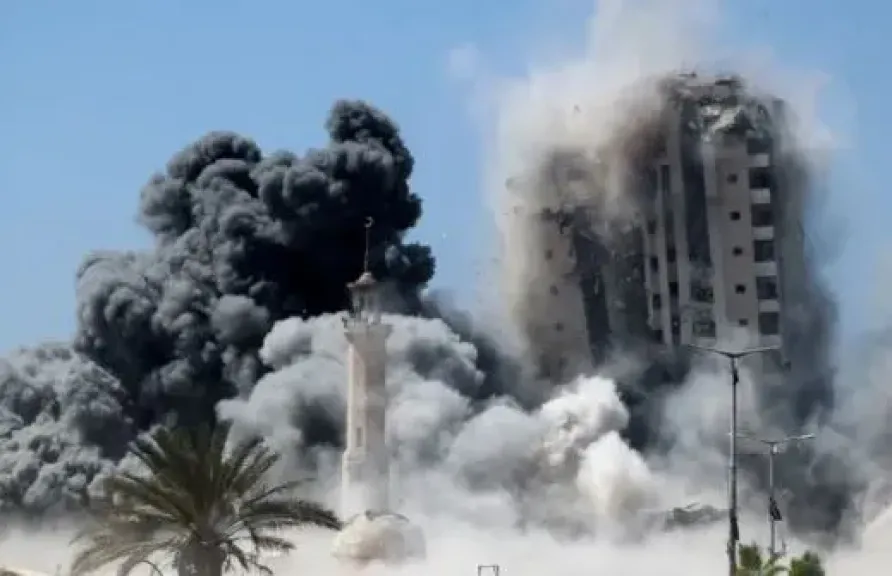 الاحتلال يجدد إنذاره لإخلاء منطقة ميناء غزة وحي الرمال ويهدد بقصف برج سكني جديد