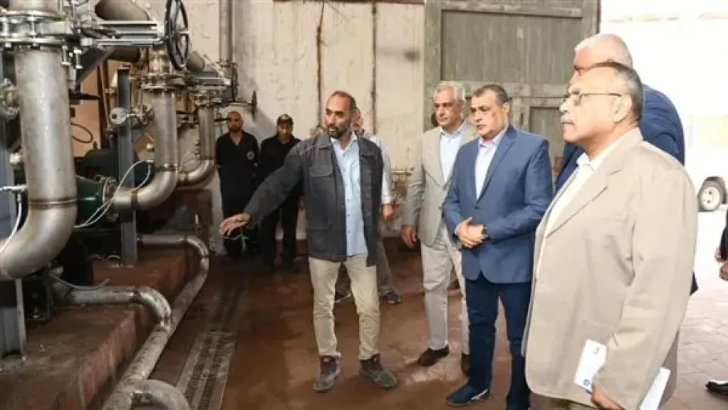 وزير الإنتاج الحربي يتابع سير العملية الإنتاجية بشركة أبو زعبل للكيماويات المتخصصة