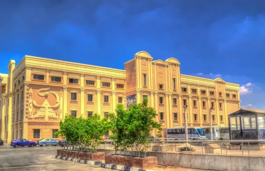 جامعة الأهرام الكندية تهنئ طالبتين على إنجازهما في رسم كتب للأطفال