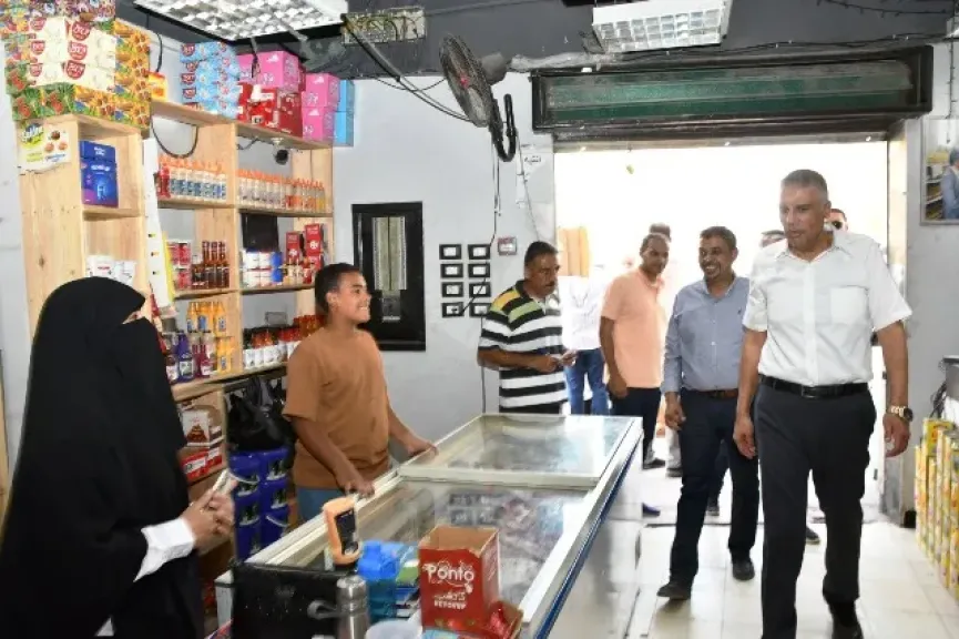 محافظ أسوان يفاجئ معرض ”أهلاً مدارس” بكوم أمبو