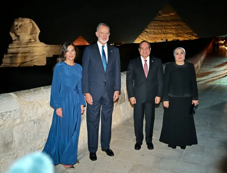 المتحدث الرئاسي ينشر صورمأدبة عشاء أقامها الرئيس السيسي وقرينته لملك وملكة إسبانيا بمنطقة الهرم