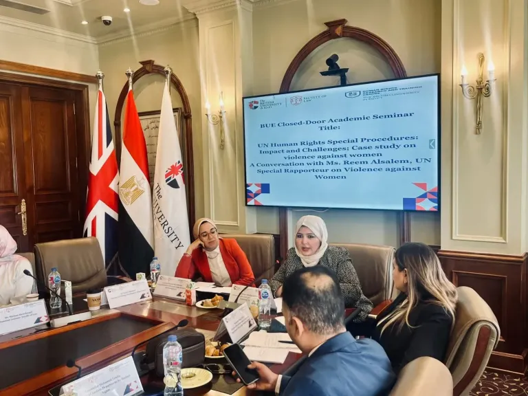 مرصد الأزهر يشارك في جلسة حوارية نظمتها كلية القانون بالجامعة البريطانية حول العنف ضد المرأة