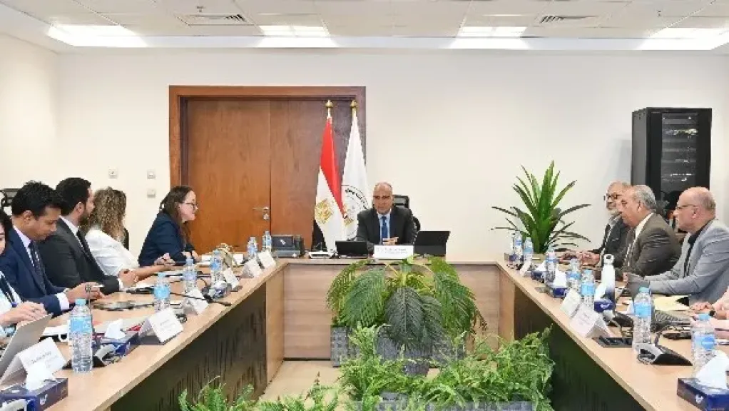 سويلم يبحث إعادة تأهيل محطات الرفع مع بنك التنمية والاعمار الأوروبي